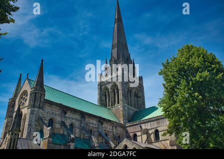 Blick auf die Chichester Kathedrale, formell bekannt als die Kathedrale Kirche der Heiligen Dreifaltigkeit. Stockfoto