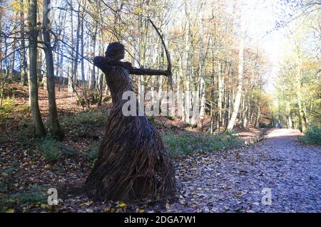 Willow Skulptur der Frau Bogenschütze 'Spirit der mittelalterlichen Jägerin' von Anna und der Willow, Skipton Woods, Skipton, North Yorkshire, England, UK. Stockfoto