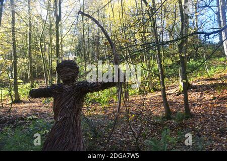 Willow Skulptur der Frau Bogenschütze 'Spirit der mittelalterlichen Jägerin' von Anna und der Willow, Skipton Woods, Skipton, North Yorkshire, England, UK. Stockfoto