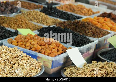Getrocknete Früchte und Nüsse auf dem Marktstand. Stockfoto