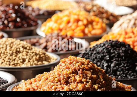 Verschiedene Arten von getrockneten Früchten auf dem Bauernmarkt. Stockfoto