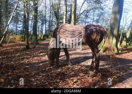 Weidenskulptur der Pferdefütterung 'The Stalking Horse' von Anna und The Willow, Skipton Woods, Skipton, North Yorkshire, England, UK. Stockfoto