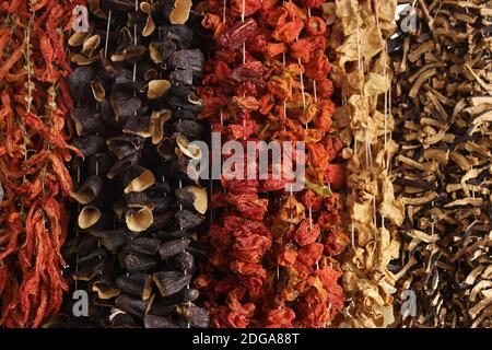 Sortiment von getrocknetem Gemüse auf dem Bauernmarkt. Stockfoto