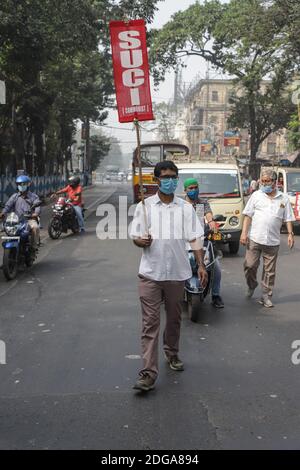 Ein Aktivist von SUCI (Socialist Unity Center of India) Protestmärsche mit einem Banner während der Kundgebung gegen die Regierung verhängten Bauerngesetz.Aktivisten verschiedener politischer Parteien und Bauern von Westbengalen gingen auf die Straße, um gegen die Regierung verhängte Bauerngesetz und zur Unterstützung des landesweiten Bauernstreiks und Bauernbewegung in Delhi zu protestieren. Stockfoto