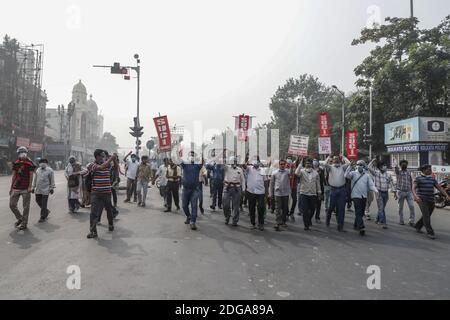 Aktivisten von SUCI (Socialist Unity Center of India) veranstalten eine Kundgebung, Mit Transparenten marschieren gegen die Regierung verhängte Bauerngesetz.Aktivisten verschiedener politischer Parteien und Bauern Westbengals gingen auf die Straße, um gegen die Regierung verhängte Bauerngesetz und zur Unterstützung des landesweiten Bauernstreiks und Bauernbewegung in Delhi zu protestieren. Stockfoto