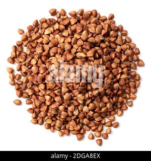 Der Stapel rohen gerösteten Buchweizen, der auf weiß isoliert ist. Draufsicht. Stockfoto