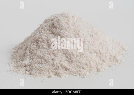 Haufen Buchweizenmehl isoliert auf weiß. Stockfoto