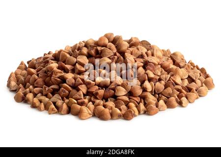 Der Stapel rohen gerösteten Buchweizen, der auf weiß isoliert ist. Stockfoto
