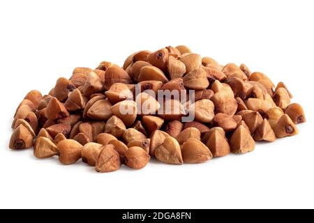 Nahaufnahme des Pfahls roher getoasteter Buchweizen, isoliert auf Weiß. Stockfoto