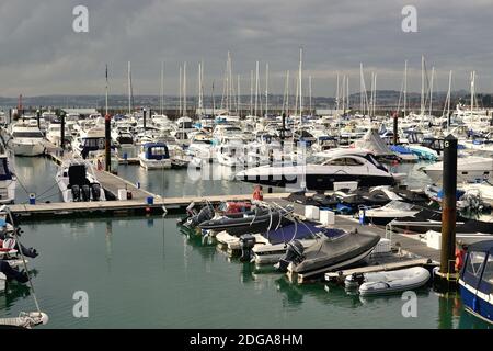 Herbstsonne über Booten in Torquay Marina. Stockfoto