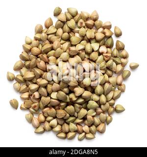 Nahaufnahme des Pfahls von rohem grünem Buchweizen isoliert auf weiß.Draufsicht. Stockfoto