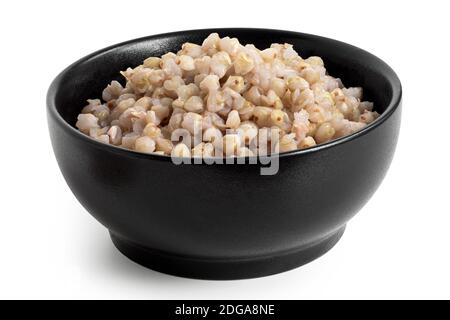 Gekochter grüner Buchweizen in einer schwarzen Keramikschale isoliert auf weiß. Hoher Winkel. Stockfoto