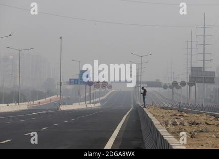 Neu Delhi, Neu Delhi, Indien. Dezember 2020. Verlassene Autobahn während Bauern Protest in Delhi-Gazipur Grenze. Hunderte von Bauern blockierten eine Autobahn während ihres landesweiten Protestes gegen die neu verabschiedeten Agrarrechnungen an der Delhi-Uttar Pradesh-Grenze in Neu-Delhi am 8. Dezember 2020. Quelle: Vijay Pandey/ZUMA Wire/Alamy Live News Stockfoto