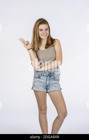 Schöne Blonde Teenage Modell mit Spaß posieren in EINEM Studio Umwelt Stockfoto