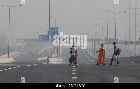 Neu Delhi, Neu Delhi, Indien. Dezember 2020. Verlassene Autobahn während Bauern Protest an Delhi-Gazipur Grenze. Hunderte von Bauern blockierten eine Autobahn während ihres landesweiten Protestes gegen die neu verabschiedeten Agrarrechnungen an der Delhi-Uttar Pradesh-Grenze in Neu-Delhi am 8. Dezember 2020. Quelle: Vijay Pandey/ZUMA Wire/Alamy Live News Stockfoto