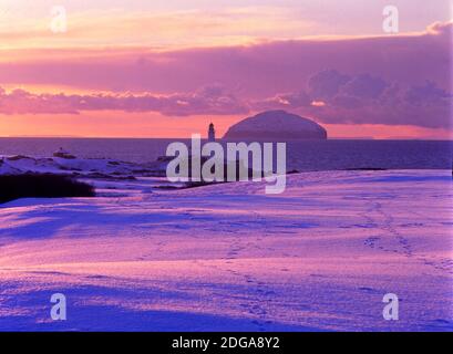 Ailsa Craig und Turnberry Leuchtturm im Schnee in South Ayrshire, Schottland, Großbritannien Stockfoto