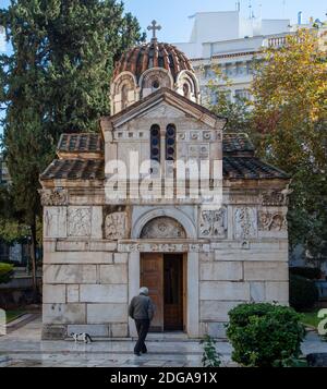 Athen Stadtzentrum, Griechenland. Dezember 2020. Kleine Metropolenkirche, kleine Marmorkirche auf dem Mitropoleos Platz neben der Metropolitan Kathedrale Stockfoto