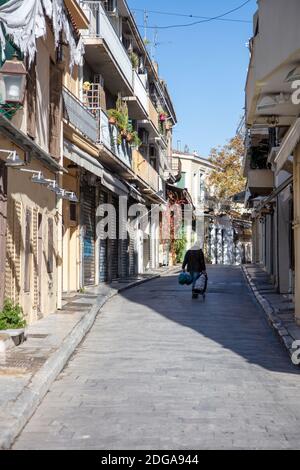 Athen, Griechenland. Dezember 2020. Geschäfte geschlossen in leerer Adrianou Straße, Stadtzentrum, Plaka, Coronavirus Pandemiesperre Stockfoto