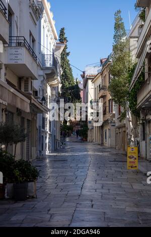 Athen Stadtzentrum, Griechenland. Dezember 2020. Geschäfte im Stadtzentrum geschlossen, leere Kydathinaion Straße, Plaka. Blockierung der Coronavirus-Pandemie Stockfoto