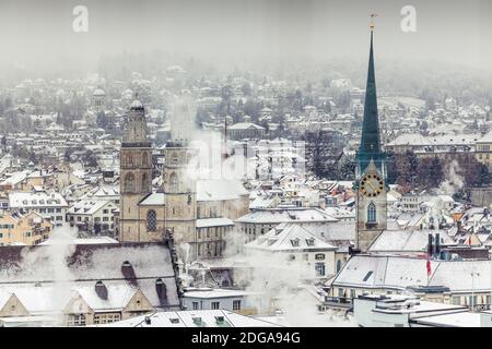 Winterlandschaft von Zürich mit Kirchen und See, Schweiz Stockfoto