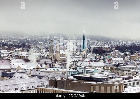 Winterlandschaft von Zürich mit Kirchen und See, Schweiz Stockfoto