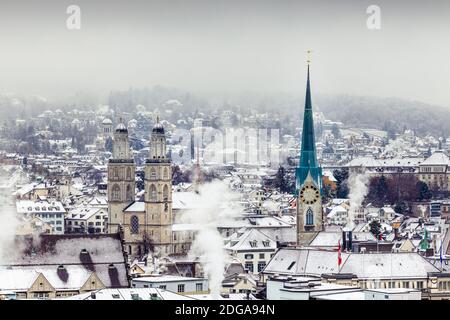 Winterlandschaft von Zürich mit Kirchen und See, Schweiz Stockfoto