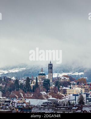 Winterlandschaft von Zürich mit Kirchen und See, Schweiz Stockfoto