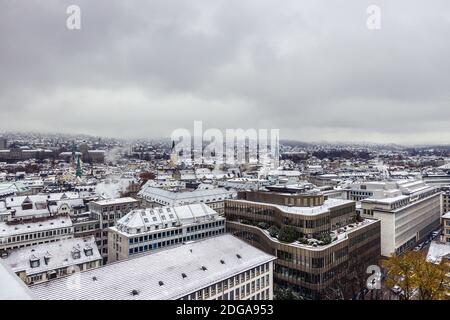 Winterlandschaft von Zürich mit Kirchen und See, Schweiz Stockfoto