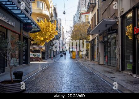 Athen Stadtzentrum, Griechenland. Dezember 2020. Geschäfte in leerer Ermou Straße geschlossen, Wintertag. Blockierung der Coronavirus-Pandemie Stockfoto