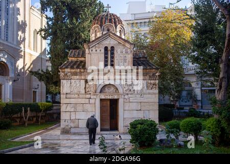 Athen Stadtzentrum, Griechenland. Dezember 2020. Kleine Metropolenkirche, kleine Marmorkirche auf dem Mitropoleos Platz neben der Metropolitan Kathedrale Stockfoto