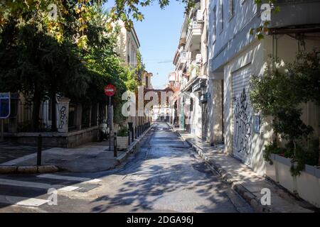 Athen, Griechenland. Dezember 2020. Geschäfte geschlossen, leere Straße in Plaka, Stadtzentrum. Blockierung der Coronavirus-Pandemie Stockfoto