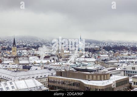 Winterlandschaft von Zürich mit Kirchen und See, Schweiz Stockfoto