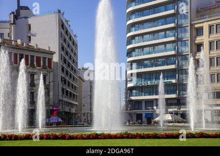 Athen, Griechenland. Dezember 2020. Neuer Brunnen in Omonia nach der Restaurierung des Omonoia Platzes, sonniger Wintertag. Coronavirus Pandemie Lockdown Tage Stockfoto