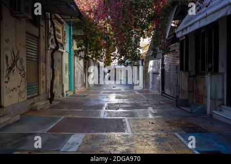 Athen, Griechenland. Dezember 2020. Geschäfte geschlossen, leere Straße in Plaka, Stadtzentrum. Blockierung der Coronavirus-Pandemie Stockfoto