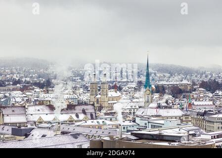 Winterlandschaft von Zürich mit Kirchen und See, Schweiz Stockfoto