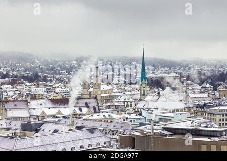 Winterlandschaft von Zürich mit Kirchen und See, Schweiz Stockfoto