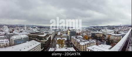 Winterlandschaft von Zürich mit Kirchen und See, Schweiz Stockfoto