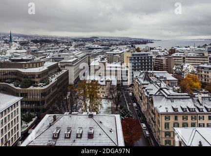 Winterlandschaft von Zürich mit Kirchen und See, Schweiz Stockfoto