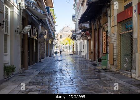 Athen Stadtzentrum, Griechenland. Dezember 2020. Geschäfte im Stadtzentrum geschlossen, leere Kydathinaion Straße, Plaka. Blockierung der Coronavirus-Pandemie Stockfoto
