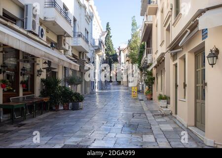 Athen Stadtzentrum, Griechenland. Dezember 2020. Geschäfte im Stadtzentrum geschlossen, leere Kydathinaion Straße, Plaka. Blockierung der Coronavirus-Pandemie Stockfoto