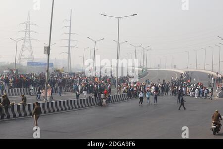 Neu Delhi, Neu Delhi, Indien. Dezember 2020. Bauern blockierten National Highway an Delhi-Gazipur Grenze. Hunderte von Bauern blockierten eine Autobahn während ihres landesweiten Protestes gegen die neu verabschiedeten Agrarrechnungen an der Delhi-Uttar Pradesh-Grenze in Neu-Delhi am 8. Dezember 2020. Quelle: Vijay Pandey/ZUMA Wire/Alamy Live News Stockfoto