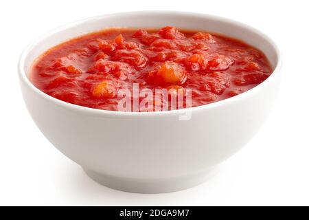 Tomaten aus der Dose in einer weißen Keramikschüssel auf Weiß isoliert. Hoher Winkel. Stockfoto