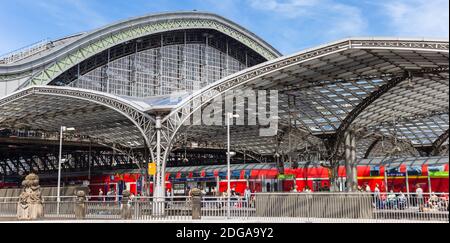 Panorama des modernen Bahnhofs in Köln, Deutschland Stockfoto