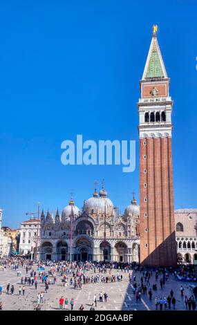 Venedig, Italien - 11. Oktober 2019: Markusplatz mit campanile und Basilika in Venedig, Italien. Stockfoto