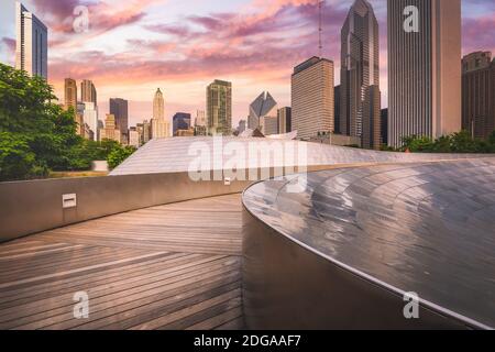 Chicago, Illinois - Aug 2020: Die Skyline von Chicago, Illinois von einer Brücke im Millennium Park. Stockfoto