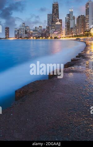 Skyline von Chicago von der Nordseite in der Abenddämmerung Stockfoto