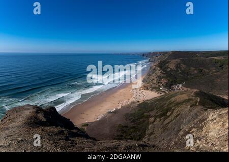 Panoramablick auf den Strand von Cordoama (Praia da Cordoama) in der Nähe von Vila do Bispo, an der Algarve, Portugal Stockfoto