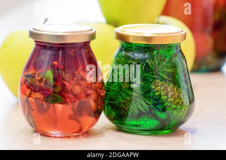 Konfitüre von Tannenzweigen und Zapfen und Bergsranbeeren in Kleine Gläser Stockfoto