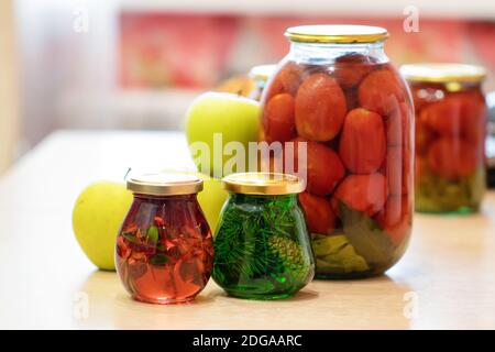 Konfitüre von Tannenzweigen und Zapfen und Bergsranbeeren in Kleine Gläser Stockfoto