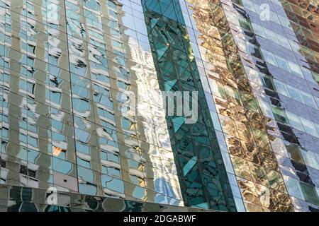 Spiegelungen in der Glasfassade eines Skyscaper in Midtown, Manhattan, NY Stockfoto